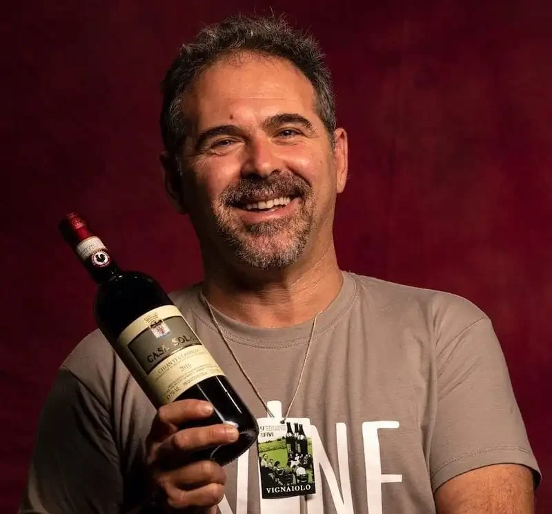Matteo Gambaro, vignaiolo di Casa Sola, con una bottiglia di Chianti Classico